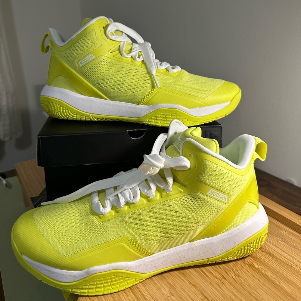 BRAND NEW Moolah Size 9.5 Neovolt Pro Mid Women’s Basketball Shoes MSRP $125!!!